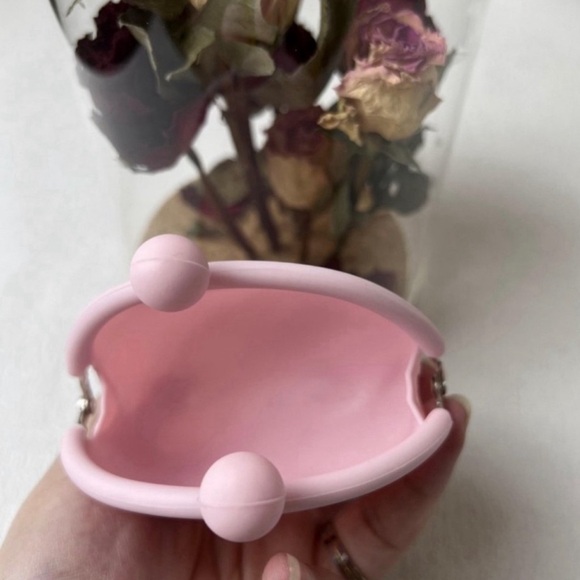 NEW Hello Kitty KissLock Silicone Coin Purse - Picture 2 of 3